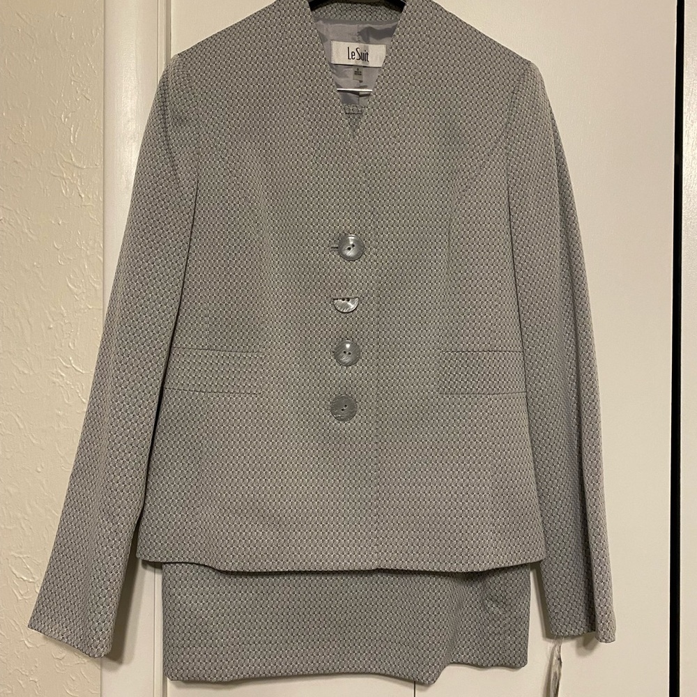 LeSuit gray skirt suit set. Never worn. Size 8
